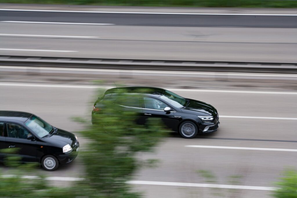 Si no las conocías, aquí te dejamos las normas para conducir de forma segura en carreteras españolas, las de mayor importancia