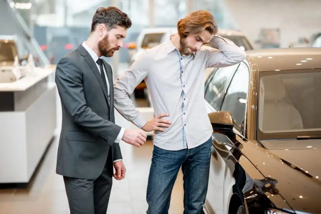 Un vendedor argumentando sobre el coche