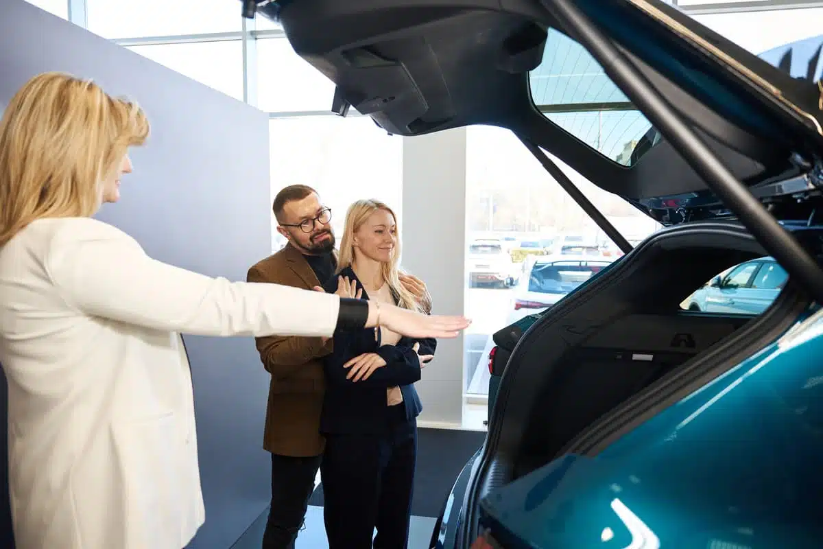 Preguntas clave que debes hacerle a un vendedor de un coche de segunda mano