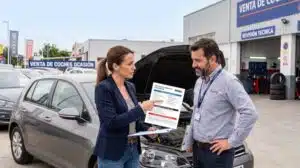 ¿Cómo negociar el precio de un coche de segunda mano basándote en un informe de revisión precompra? 4 pareja negociando precio de un coche de segunda mano